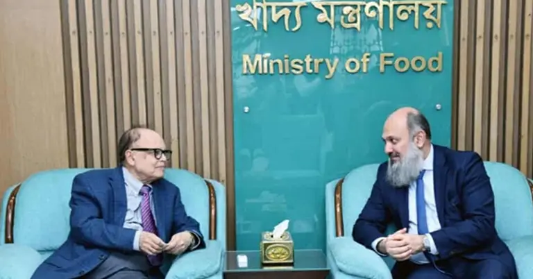 খাদ্য উপদেষ্টা আলী ইমাম মজুমদার ও পাকিস্তানের বাণিজ্যমন্ত্রী জাম কামাল খান